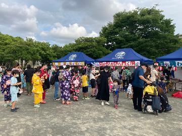 写真：出店などを楽しむ区民の皆さん