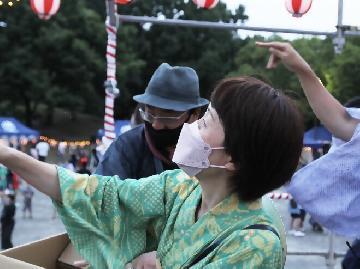 写真：櫓の上から餅まき