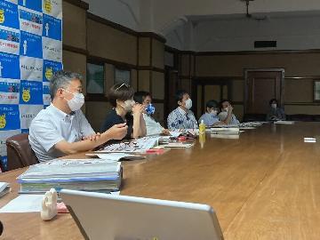 写真：区長から提案を受ける市長、副市長