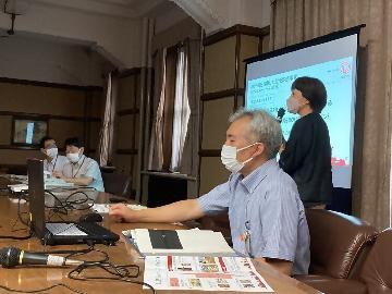 写真：提案をする区長（画面右端）