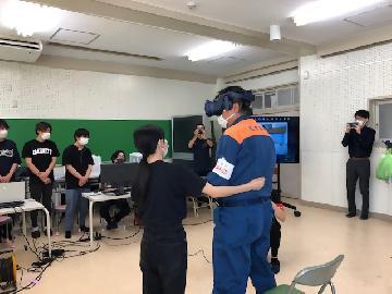 写真：VR煙道を体験する市長