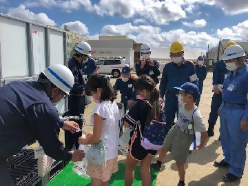 写真：子どもたちの給水体験