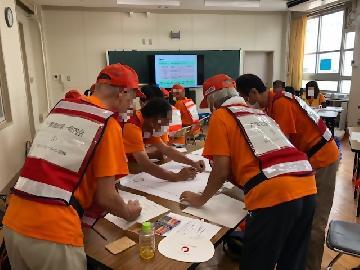 写真：船方学区の地域の方々が参加した避難所運営ゲームによる訓練