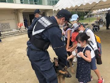 写真：警察犬のシェパード君と子どもたち
