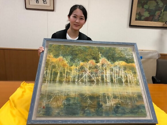 写真：日本画家・飯田穂野香さんと出品作品「自然湖の朝」