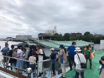 写真：御座船・義丸に乗船する参加者の皆さん