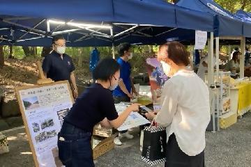 写真：スマホで二次元コードを読み込む様子