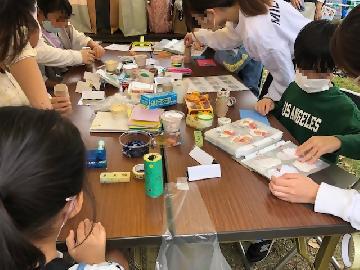 写真：万華鏡づくりやアクセサリーづくりを楽しむ子どもたち