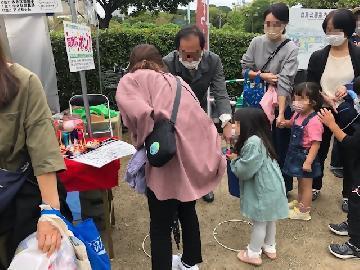 写真：景品付きゲームを楽しむ子どもたち