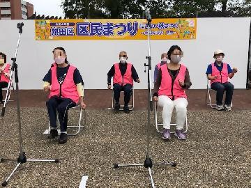 写真：健康体操のステージで熱演する皆さん