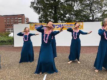 写真：フラダンスのステージで熱演する皆さん