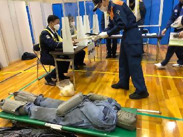 写真：マネキンを使った遺体搬送の様子