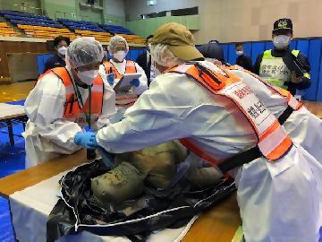 写真：マネキンを使った検視の様子