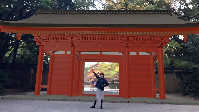 写真：AR技術で再現された「海上門」の前で記念撮影