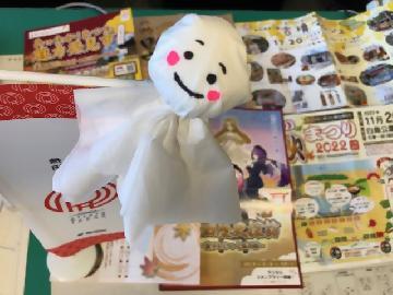 写真：区長室で祈りを込めて作った「てるてる坊主」