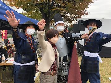 写真：名古屋学院大学の学生信長隊と意気投合している杉野副市長が