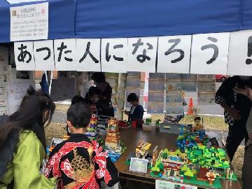 写真：レゴブロックで熱田を表現する取り組みの様子