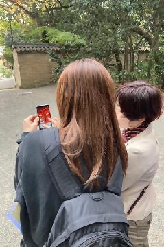 写真：名古屋学院大学の学生に海上門をARで再現する方法を教えてもらっている杉野副市長