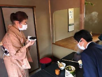 写真：白鳥庭園の清羽亭での千利休誕生500年を記念したお茶会を楽しむ中田副市長