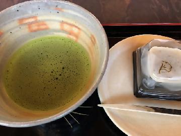 写真：美味しそうなお茶とお菓子