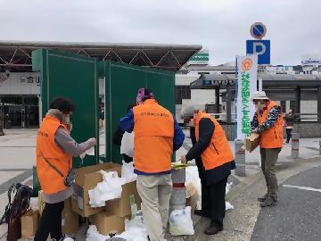 写真：保護司会による啓発活動の様子