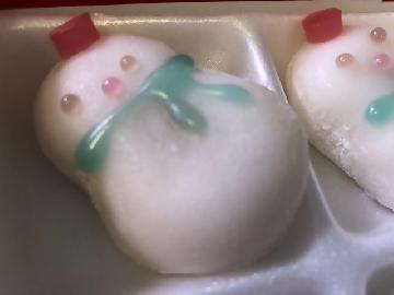 写真：12月の朔日市限定宮餅、かわいい「雪だるま」