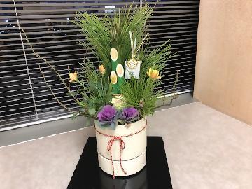 写真：熱田神宮公園から届いた、ミニ薔薇入りの手作りの門松