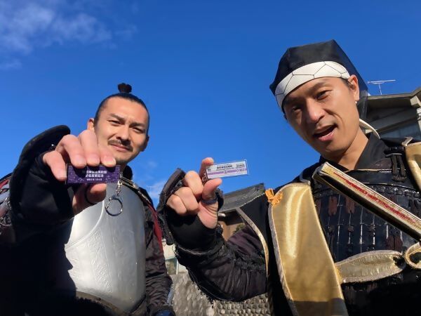 写真：キーホルダーを手にした信長さま、家康さま