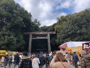 写真：正月でたいへん賑わう熱田神宮