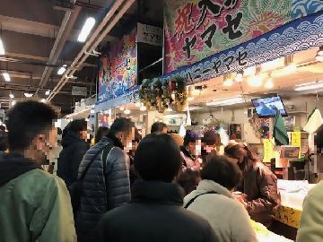写真：お正月食品を求める人で賑わっていた日比野場外市場「大名古屋食品卸センター」の様子1