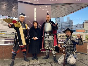 写真：「熱田神宮伝馬町」駅1番出口に駆けつけた名古屋おもてなし武将隊と熱田区長