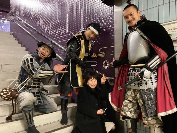 写真：「熱田ブランドマーク」を見つけた名古屋おもてなし武将隊と熱田区長