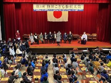 写真：子どもたちを激励する区長