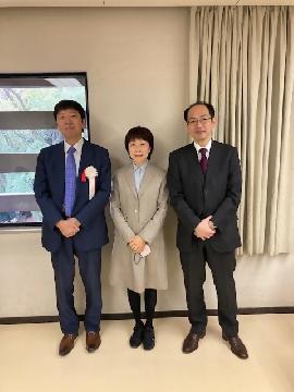 写真：（左から）杉本八段、区長、木村九段