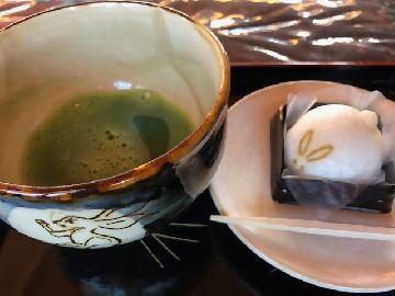 写真：うさぎのお茶碗とお菓子