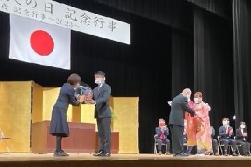 写真：花束贈呈