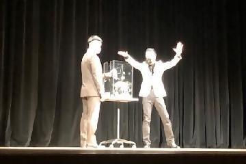 写真：お楽しみ企画「マジックショー」