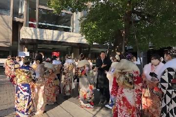 写真：恩師を交えた交流タイム