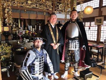 写真：「滝之寺」の住職と信長さま