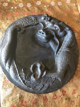 写真：織田信長が幼少期、手習いに通っていた当時の「硯」