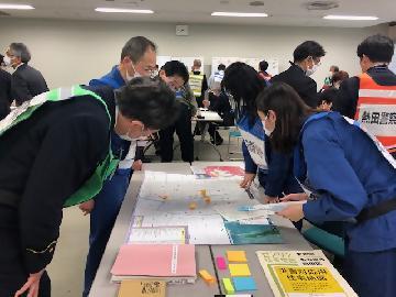 写真：地図に被害状況を書き込んで情報を共有する様子