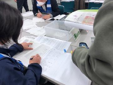 写真：避難所へ派遣する職員の計画を作成する様子