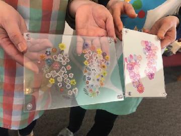 写真：シールでデコレーションしたお子さんの足型