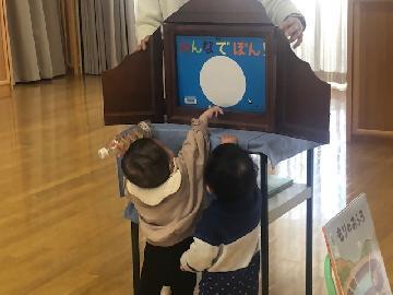 写真：絵本の読み聞かせ