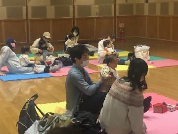 写真：親子体操の様子