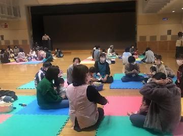 写真：保健師を交えて、お母さん、お父さんと子育てについての意見交換