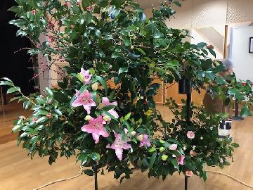 写真：春の里山をイメージして5種類の椿の花と百合が競演した作品