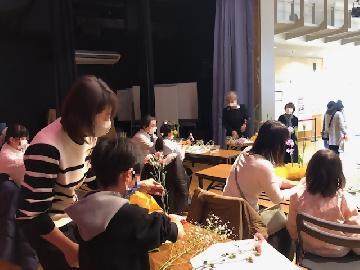 写真：親子で気軽に楽しめる「いけばな体験教室」の様子