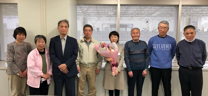 保健環境委員の皆さんから花束を贈られた区長との集合写真