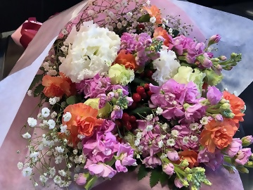 写真：保健環境委員の皆さんから贈られた花束